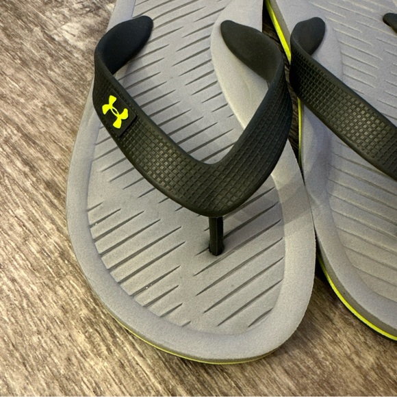 Under Armour Sandals/ Flip Flops Size Youth 1/2 - Picture 2 of 8
